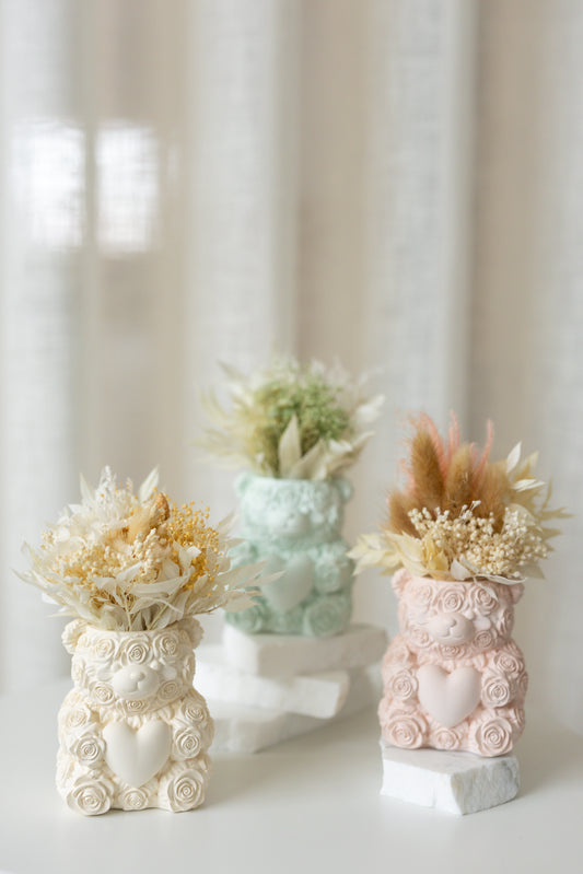 Urso com bouquet flores