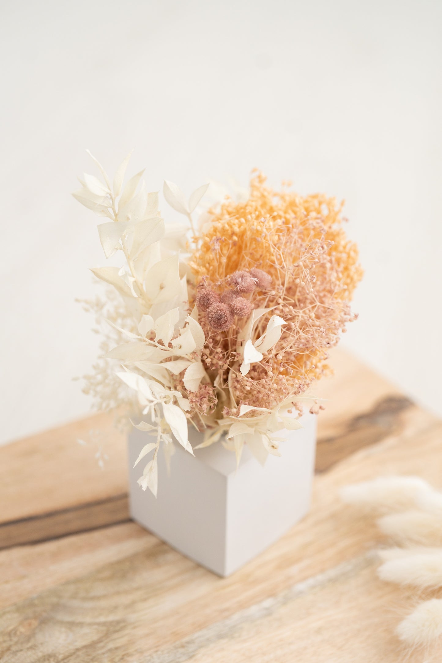 Vaso em cubo com flores