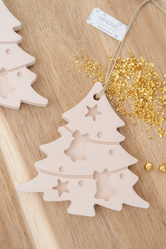 Pinheiro com sinos para pendurar