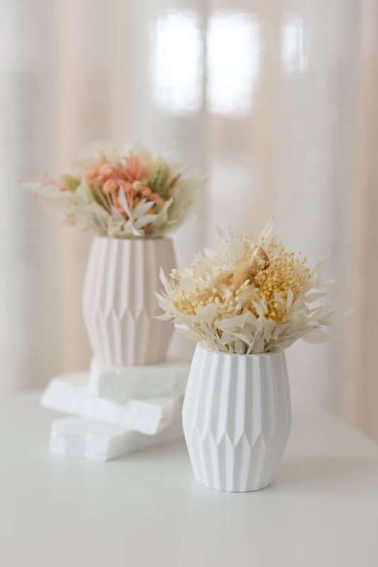 Jarra origami larga com arranjo floral