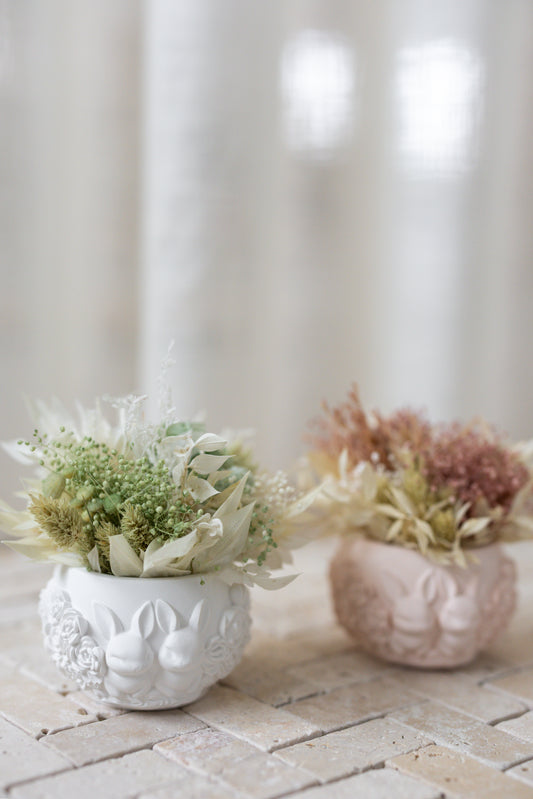 Taça floral com coelhos em relevo
