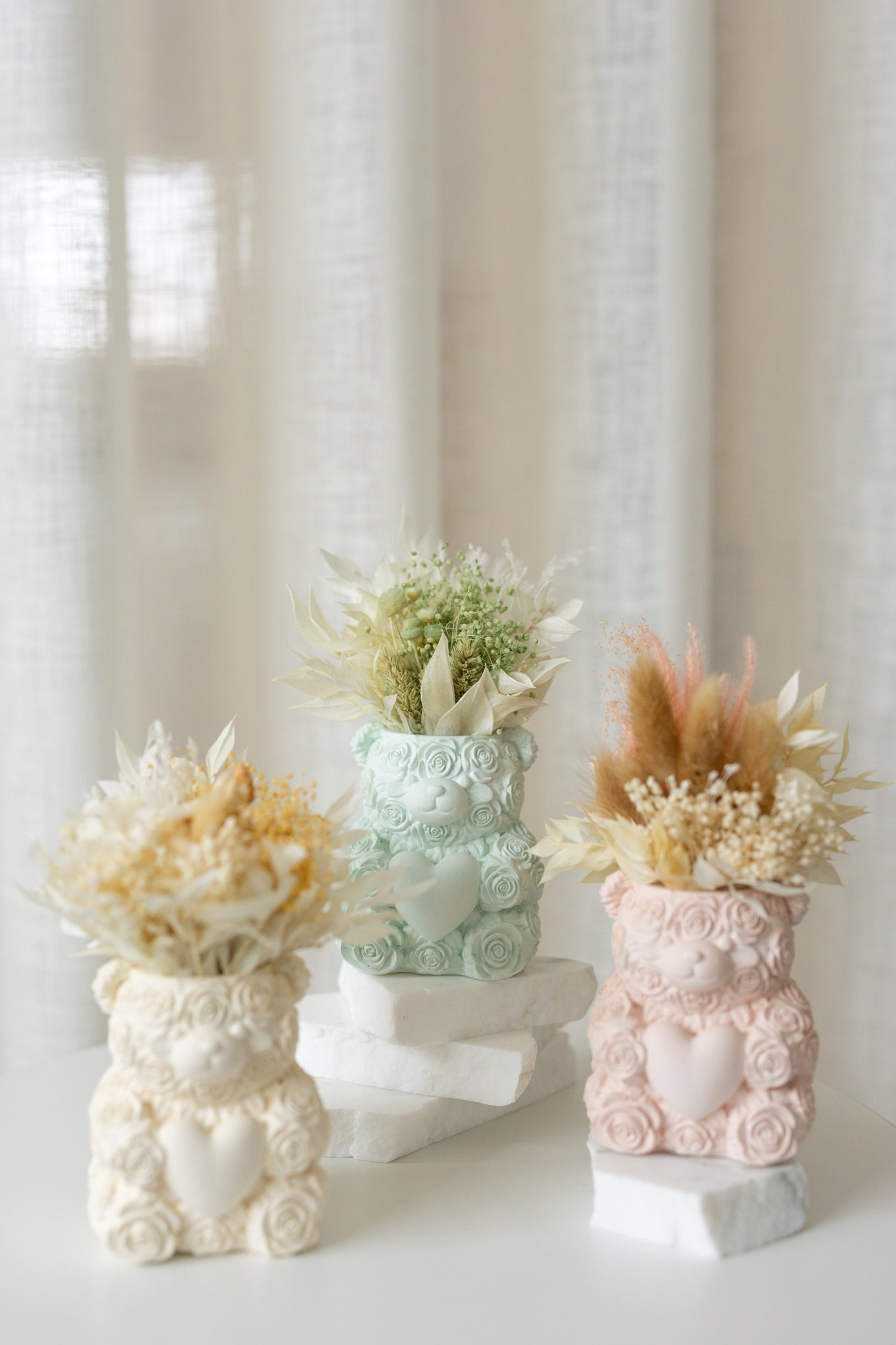 Urso com bouquet flores