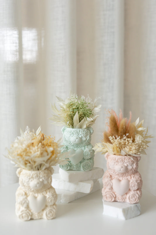 Urso com bouquet flores